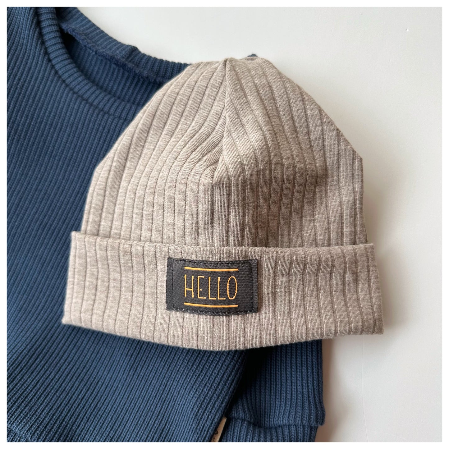 Beanie Breitrib-Jersey "HELLO" KU 43 & 45 - Dubi.li