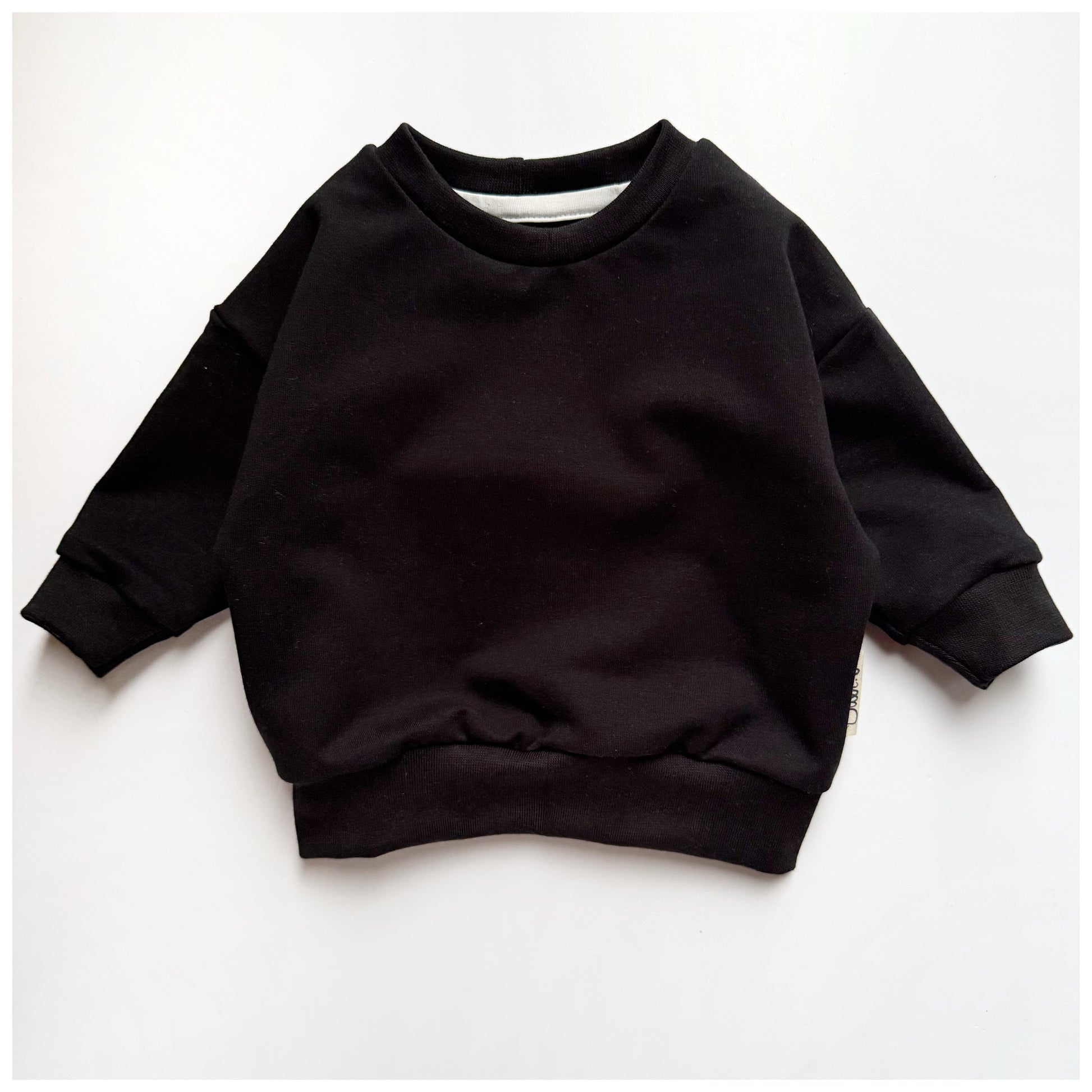 handgenähter Baby Kinderpulli, aus schwarzem Sweat, kuschelig weich