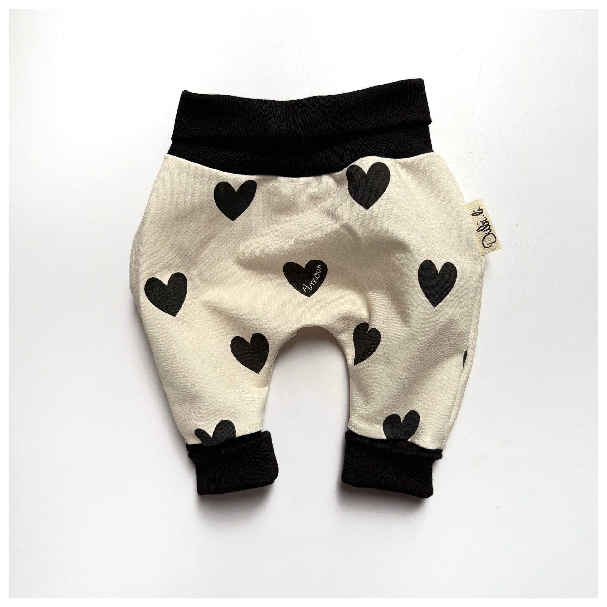 Babyhose mit Extra breiten Bündchen, bequem Gr. 56-104, Design Herzen in schwarz