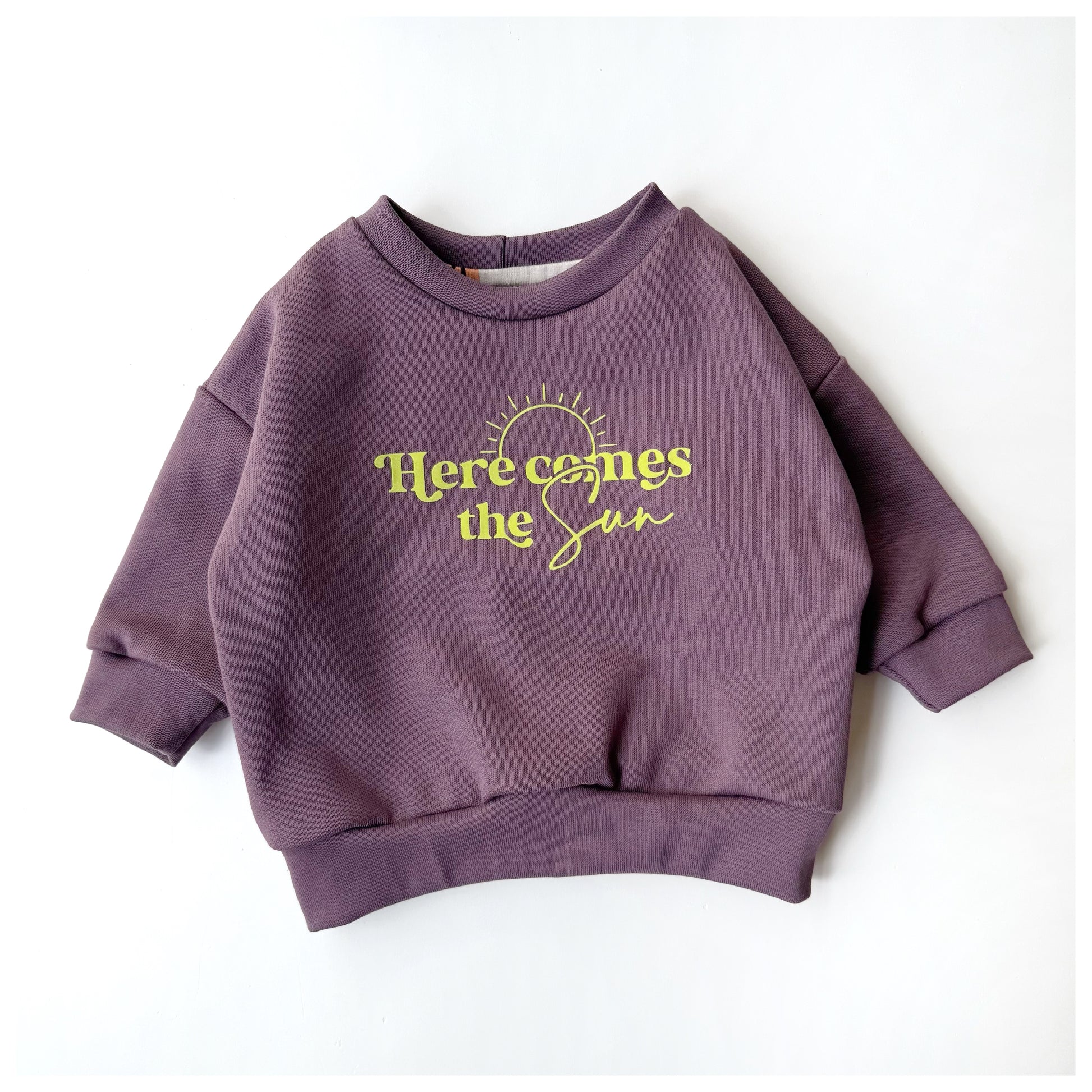 Baby Kinder Sweater aus Bio Kuschelsweat mit Schriftzug Here comes the sun